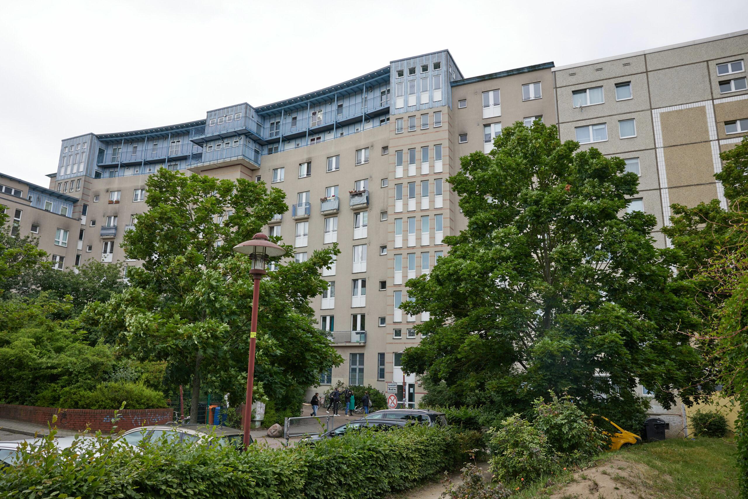 Berlin: Mutter wirft Tochter (2) in Katzenbox aus dem dritten ...