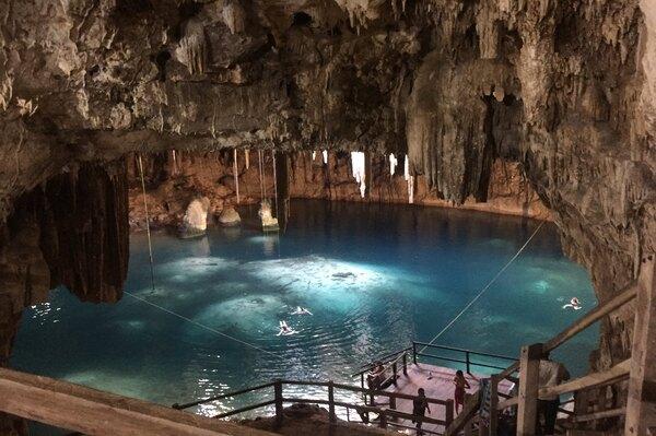 Cenote mit Stalaktiten in Mexiko